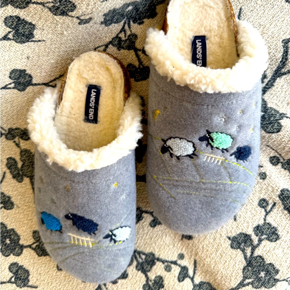 Women’s Lands End slippers SZ 8 cute & cozy- excellent condition like new!